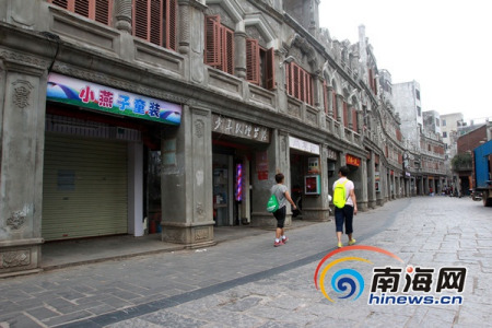 　“南洋文化之旅·感受文昌魅力”大型媒體采風(fēng)活動(dòng)走進(jìn)文昌文南老街。 南海網(wǎng)記者陳望 攝