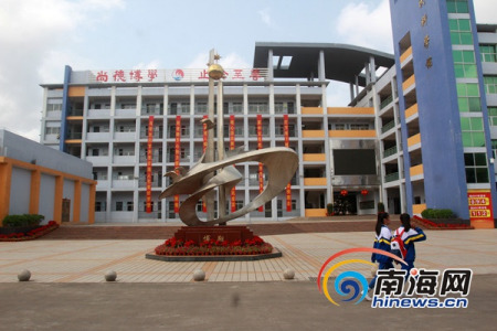 “南洋文化之旅·感受文昌魅力”大型媒體采風(fēng)活動(dòng)走進(jìn)文昌華僑中學(xué)。 南海網(wǎng)記者陳望 攝