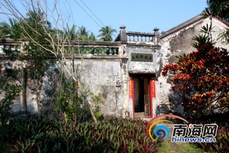 “南洋文化之旅·感受文昌魅力”大型媒體采風(fēng)活動(dòng)走進(jìn)文昌王兆松故居。 南海網(wǎng)記者陳望 攝