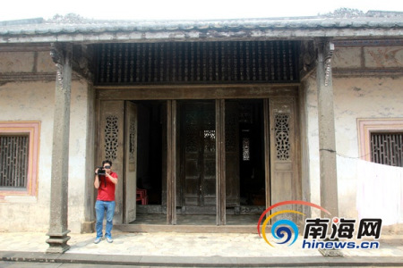 “南洋文化之旅·感受文昌魅力”大型媒體采風活動走進文昌鋪前鎮(zhèn)林家大院。南海網(wǎng)記者陳望 攝