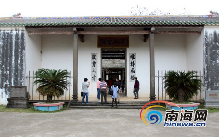 “南洋文化之旅·感受文昌魅力”大型媒體采風活動走進文昌鋪前鎮(zhèn)溪北書院。南海網(wǎng)記者陳望 攝