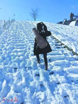 “小海南”在國外準備演出時的照片。（受訪者提供）