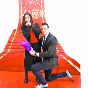 “男神”送上鮮花，讓女員工心花怒放。