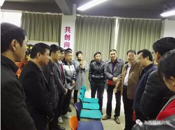 陳式海主席關心向陽創(chuàng)客，并進行交流。