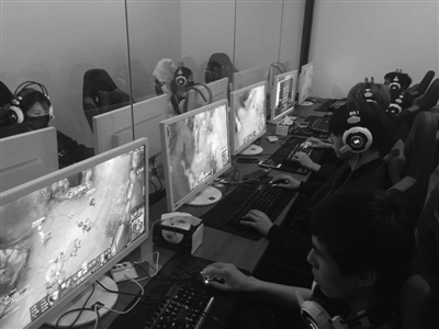 盤古電競俱樂部的隊員正在進行訓練。