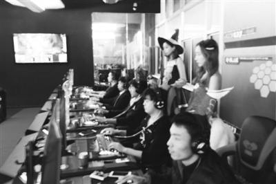 宜博電競館的線下水友賽現(xiàn)場對戰(zhàn)激烈，請來coser助陣。