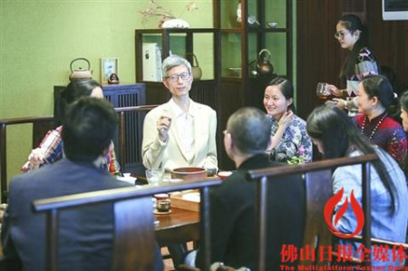 　2016年12月4日下午，“總編約茶·茶遇上景德鎮(zhèn)瓷器”在歸然書院舉行。/佛山日報記者王偉楠攝