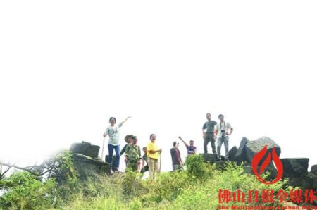 　2016年10月，佛山日報采訪團在瑤族護林隊的帶領(lǐng)和保護下登上羅坑茶巖頂。/佛山日報見習(xí)記者譚吉慧