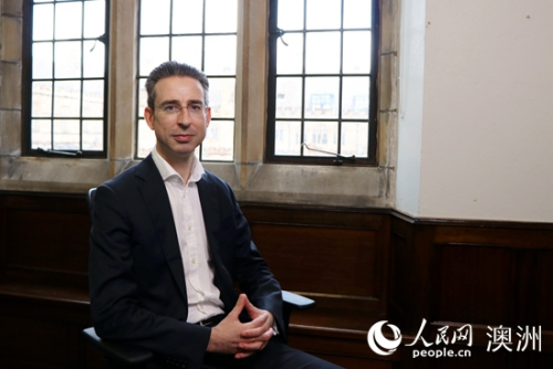 悉尼大學(xué)副校長(zhǎng)蒂龍·卡林接收人民網(wǎng)專訪 (攝影 許夢(mèng)怡)