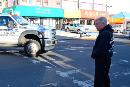 肇事駕駛艾斯伯格在案發(fā)后留在現(xiàn)場接受調(diào)查。（美國《世界日報》/朱澤人 攝）