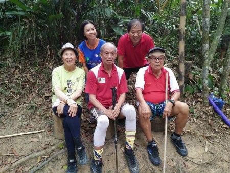 在怡保捷兔協(xié)會中不乏高齡登山者，他們的體力依舊強壯。前排左起為82歲徐梅珍、76歲劉智達及82歲胡萬鐸。（馬來西亞《星洲日報》）