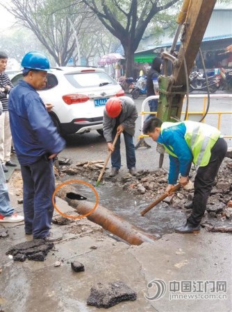 施工人員緊急作業(yè)。