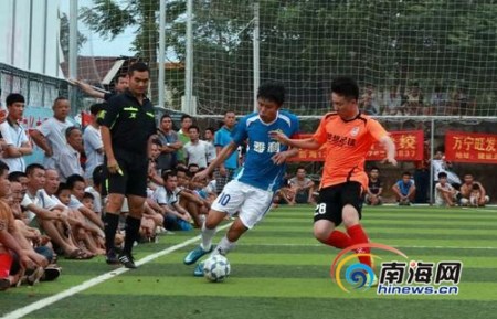 2015年的“長豐軍坡杯”足球邀請賽上，有不少選手曾在李才武家人的指導(dǎo)下訓(xùn)練。(資料圖)2015年的“長豐軍坡杯”足球邀請賽上，有不少選手曾在李才武家人的指導(dǎo)下訓(xùn)練。(資料圖)