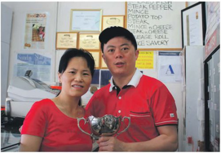 和妻子Anne一起手捧獎杯（新西蘭中文先驅報）