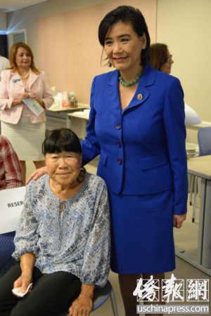 趙美心(右)和張瑞芬女兒楊玉英(左)合影。（美國《僑報》/夏嘉 攝）