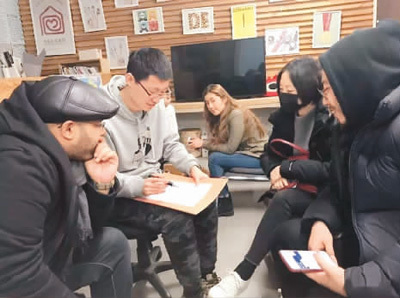 　肖勇老師（左二）帶領(lǐng)學(xué)生就近期的社會(huì)問題展開社會(huì)調(diào)查。