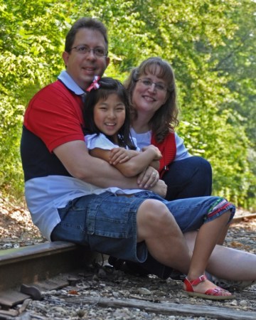 賀爾太太及丈夫和布魯克林合影。（美國(guó)《世界日?qǐng)?bào)》）