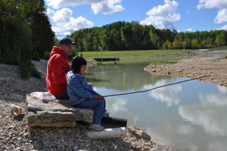 賀爾先生帶著布魯克林去釣魚。（美國(guó)《世界日?qǐng)?bào)》）