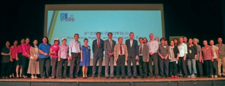 參加資訊博覽會的人員合影。（悉尼華助中心圖片）