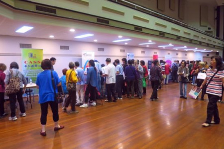 十數(shù)家機構(gòu)參加當天活動。（悉尼華助中心圖片）