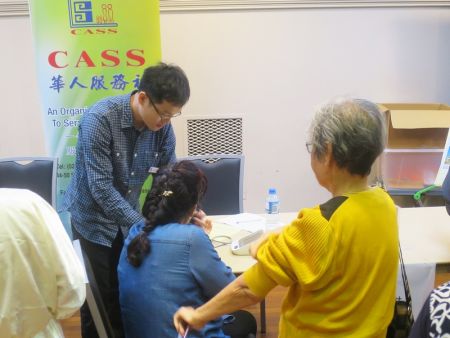 悉尼華助中心華人服務(wù)社設(shè)立咨詢攤位。（悉尼華助中心圖片）