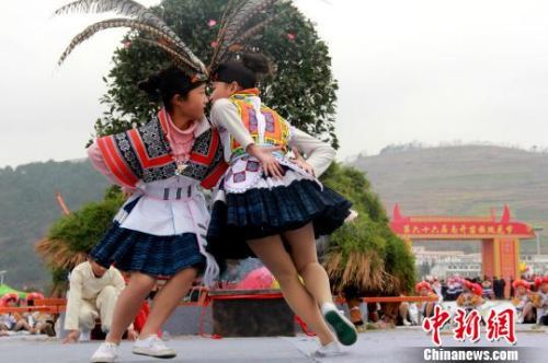 跳花節(jié)上，青年男女歡歌笑舞?！∽娲笕A 攝