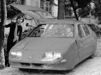 車模在展示電動車，車內(nèi)為葉文貴。（圖片由葉文貴家屬提供）