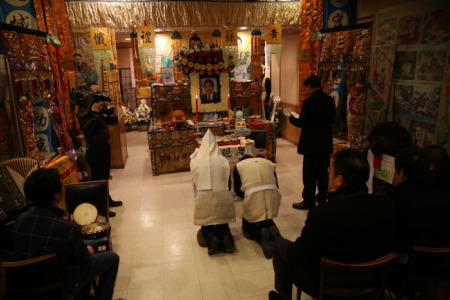 數十各地趕來親友及華社維權人士參加陳建生公祭，一雙兒女哭倒靈前。(美國《世界日報》/洪群超 攝)