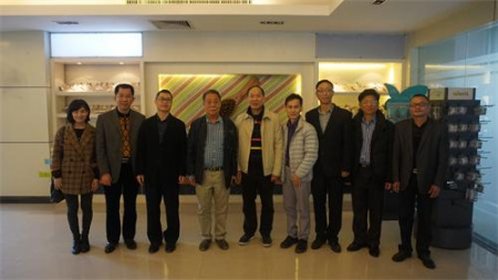 東莞市僑聯(lián)在鎮(zhèn)僑聯(lián)陪同下，到僑資企業(yè)調(diào)研。