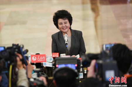 裘援平在“部長通道”接受記者采訪。