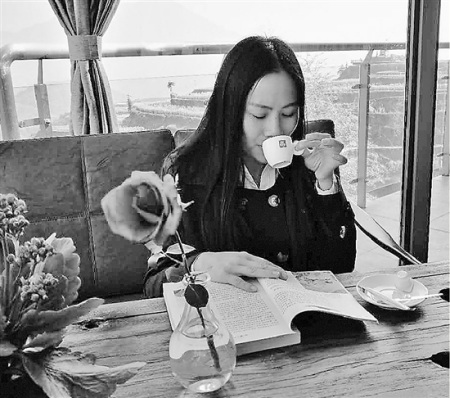 下圖：游客在玻璃咖啡屋里休閑。