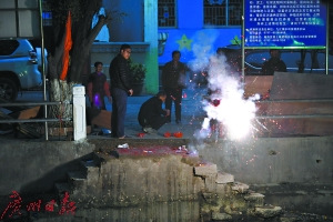 村民放鞭炮慶祝。