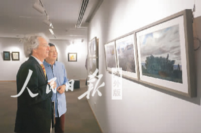 圖為文化中心正在展出以“謎·戀”為主題的水彩畫展。