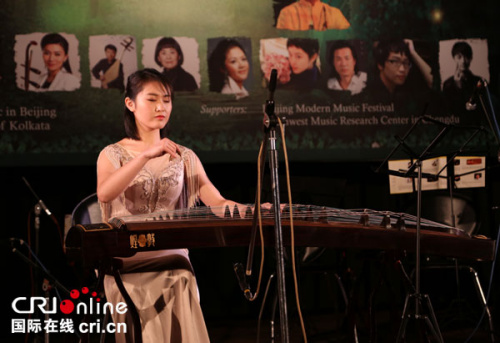 古箏獨(dú)奏《林中泉水》。