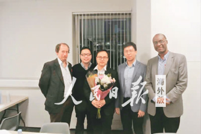 尚文龍（左三）在博士論文答辯通過后，與其導(dǎo)師和考官合影留念。