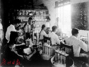 當年，嶺南大學農(nóng)學院的學生正在進行土壤分析實驗，農(nóng)學院正是靠著鐘榮光先生奔波籌款才建立起來的。