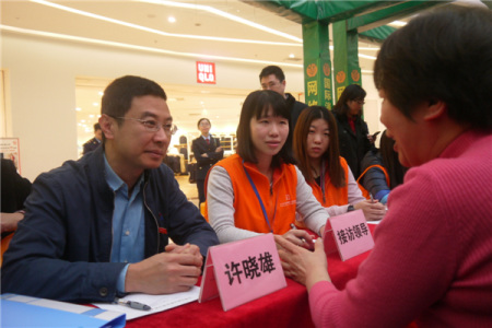 江門市副市長(zhǎng)許曉雄與13個(gè)行政機(jī)關(guān)職能部門一起接受咨詢 陶然攝