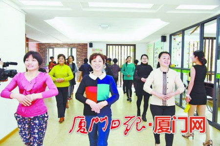 一股全民學(xué)國(guó)際禮儀的熱潮在湖里蔓延開來。（ 郭婧 攝）