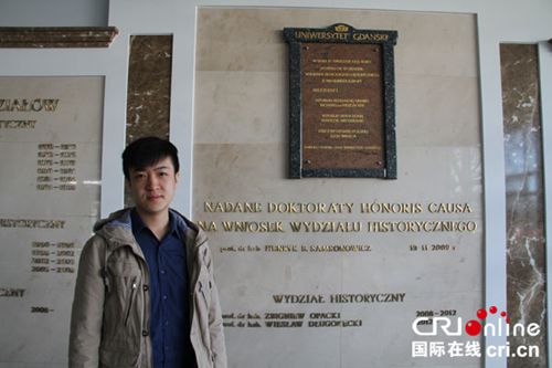 哈師大留學(xué)生領(lǐng)隊(duì)教師兼研究生彭小波在格但斯克大學(xué)歷史系。
