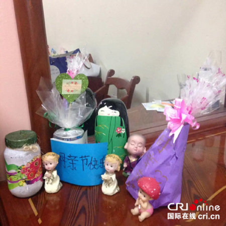 第一次收到母親節(jié)禮物，馮女士拍照留念。（馮女士供圖）