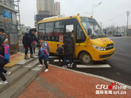 江陰鎮(zhèn)有七千多“洋留守兒童”。（嚴和勇供圖）