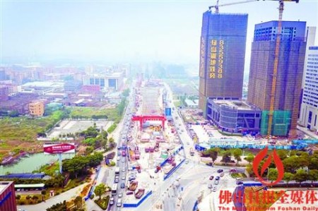 昨日，佛山地鐵二號(hào)線綠島湖站正在 緊張施工中。/佛山日?qǐng)?bào)記者王澍攝