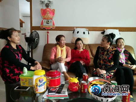 羅玉瓊(右二)和團(tuán)員正在家中交流。南海網(wǎng)記者 高鵬 攝