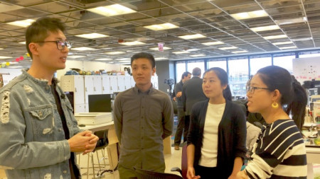 為避免人才流失，芝加哥五所院校將為自主創(chuàng)業(yè)的國際學(xué)生提供H1B，IIT學(xué)生奉亞楚（左一）、況然（左二）、閻夢（右二）、蔣曉萌（右一）分享各自見解。（美國《世界日?qǐng)?bào)》/董宇 攝）