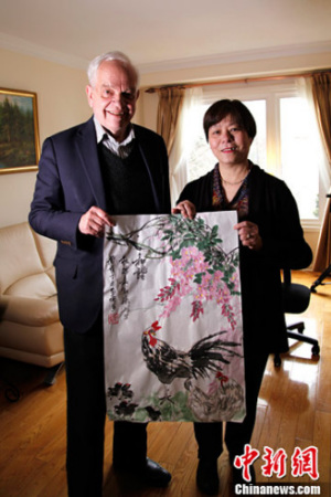 麥家廉夫婦接受<a target='_blank' >中新社</a>加拿大分社贈(zèng)送的禮物。<a target='_blank' >中新社</a>記者 余瑞冬 攝