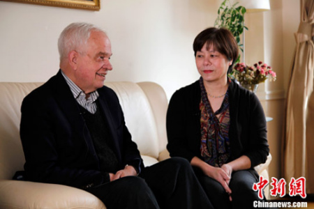 臨行前，加拿大新任駐華大使約翰·麥家廉（John McCallum）與華裔夫人林秀英到訪位于多倫多的<a target='_blank' >中新社</a>加拿大分社并接受專訪。<a target='_blank' >中新社</a>記者 余瑞冬 攝