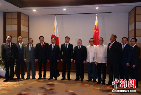 會(huì)談開始前，汪洋一行與多明計(jì)斯等人合影。 <a target='_blank' >中新社</a>記者 張明 攝