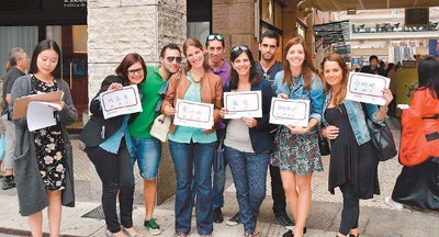 大連外國(guó)語(yǔ)大學(xué)與葡萄牙阿威羅大學(xué)聯(lián)合創(chuàng)辦的孔子學(xué)院受到當(dāng)?shù)貙W(xué)生的熱烈歡迎。圖為一些學(xué)生參加孔子學(xué)院舉辦的體驗(yàn)中國(guó)文化活動(dòng)。