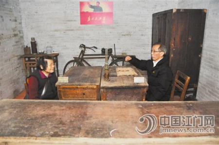 兩名老社干重回當年工作的辦公室參觀。