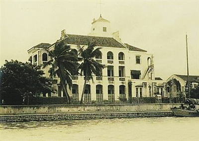 從海甸河上近距離拍攝的?？诤ｊP(guān)大樓，從此圖中可以看出，當(dāng)時海關(guān)大樓近在河岸邊。